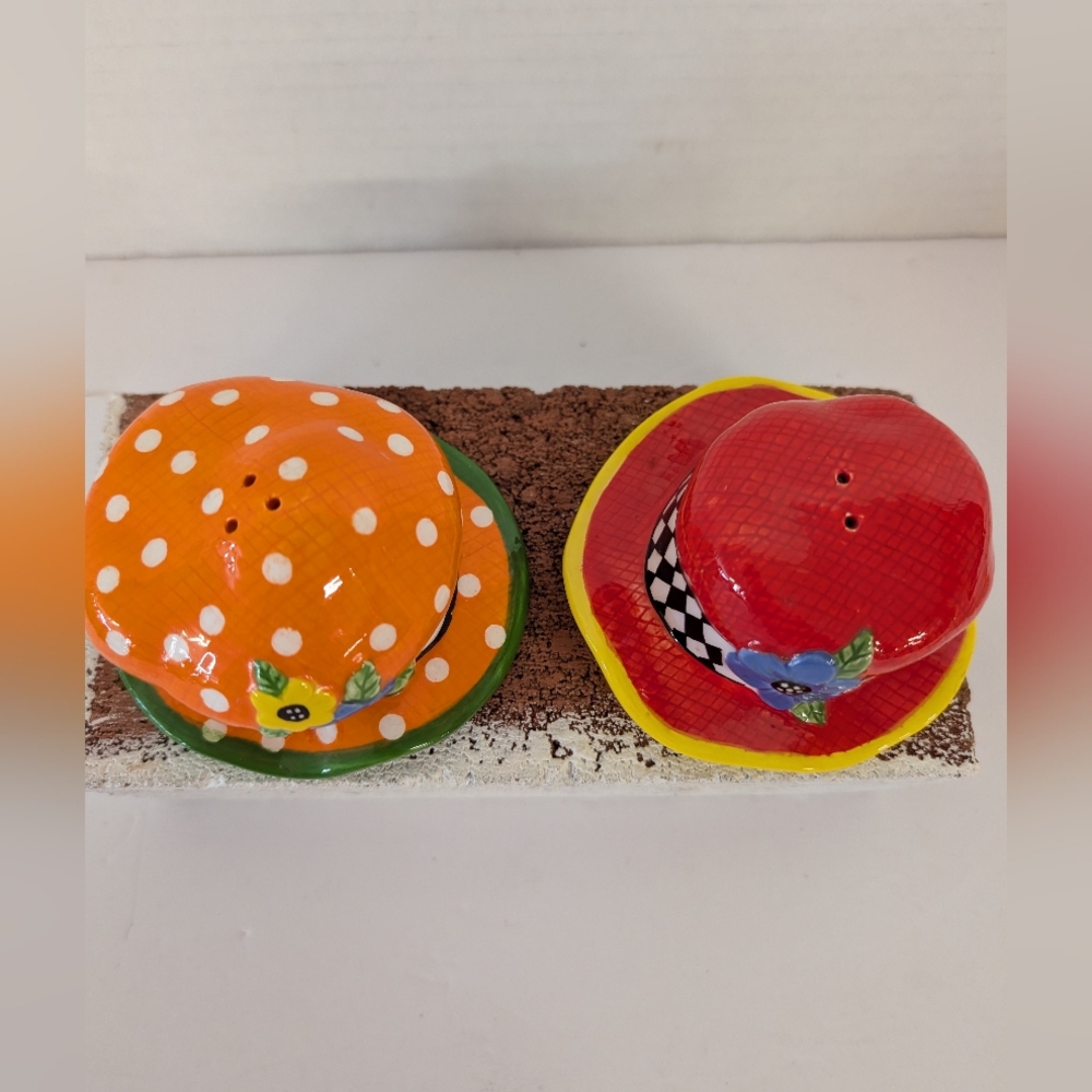 Hat Salt And Pepper Shakers - Picture 2 of 3